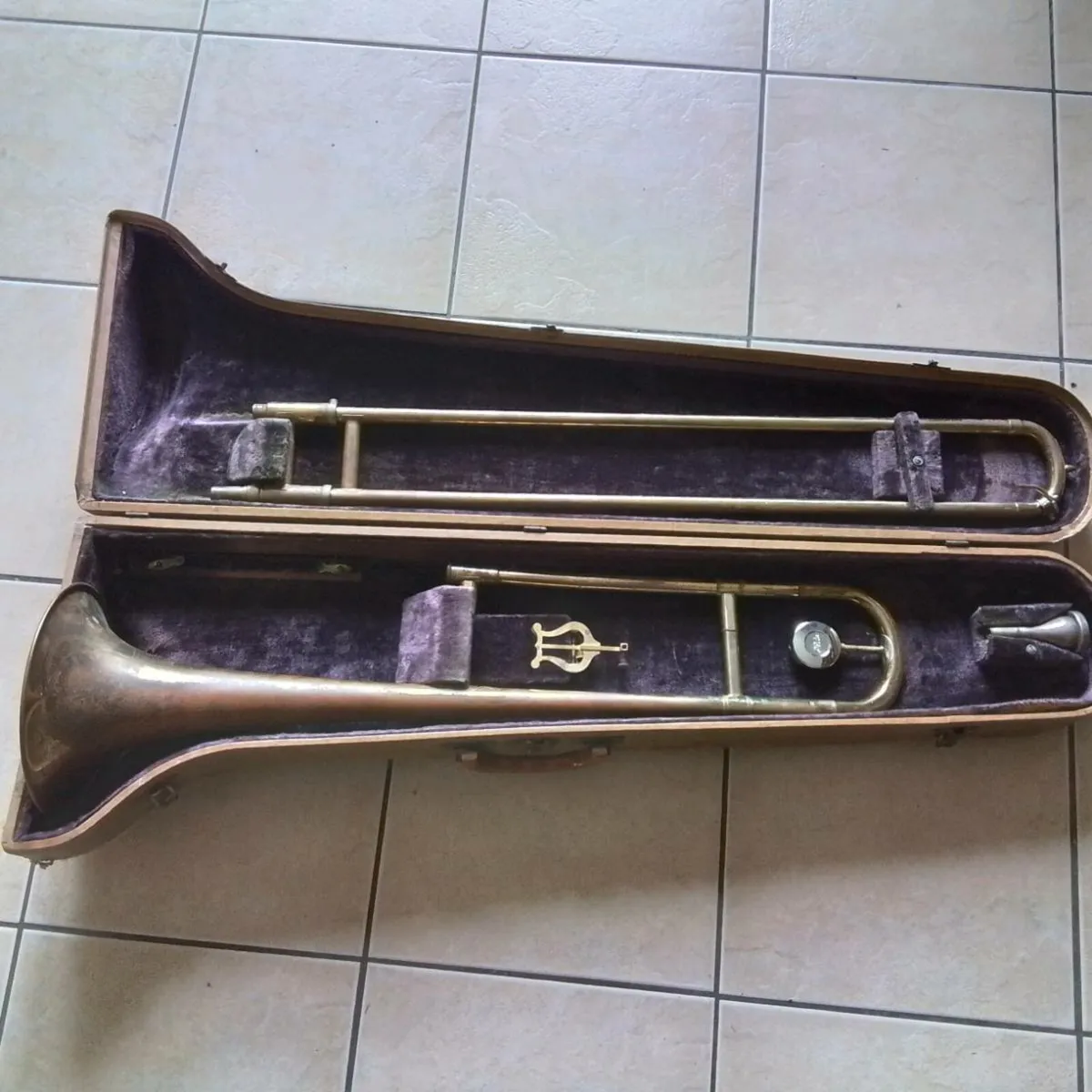 VINTAGE MUSICAL INSTRUMENT - Image 1