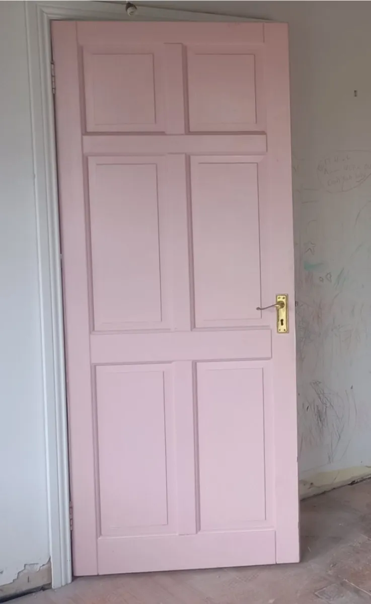 4 x interior pine doors with brass handles - Image 1