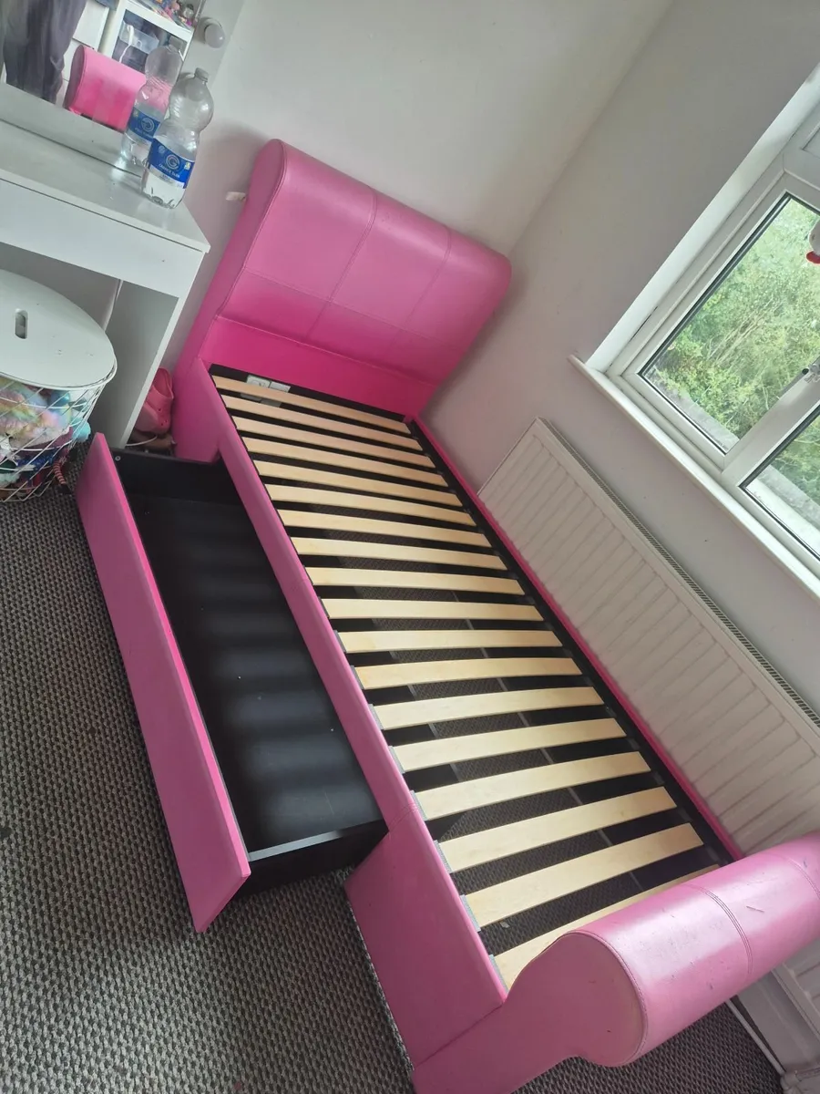 Single bed - Image 1