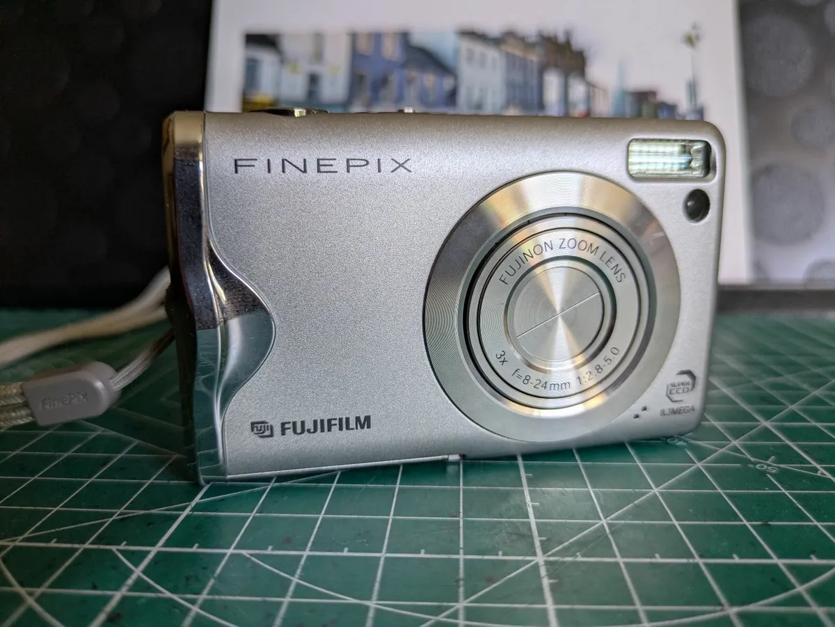 Fujifilm F20 SuperCCD🌈 compact digital camera - Image 1