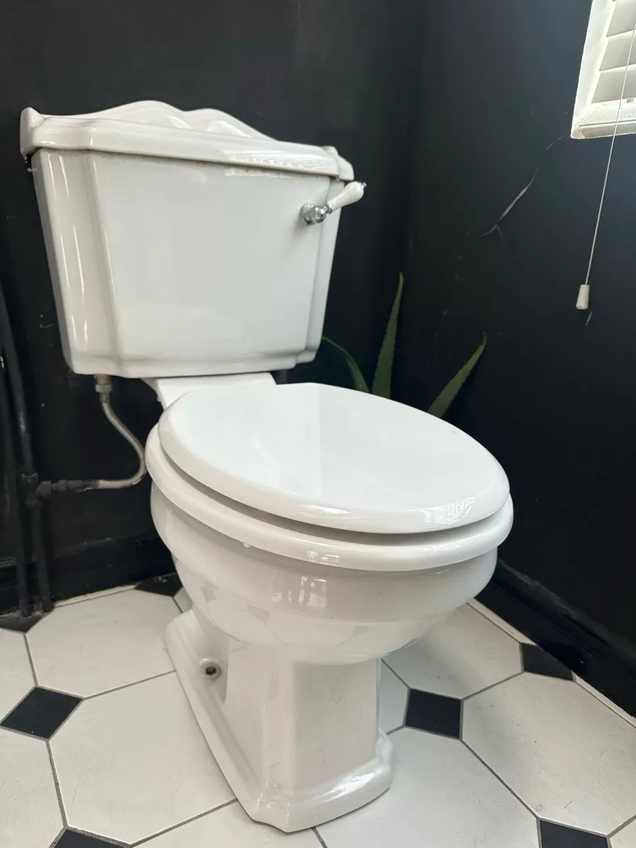 Victorian style toilet, pedestal basin & taps - Image 1