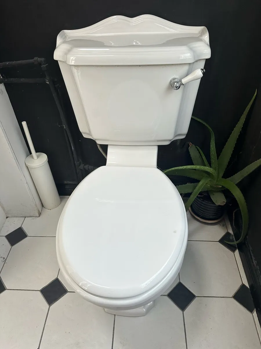 Victorian style toilet, pedestal basin & taps - Image 2