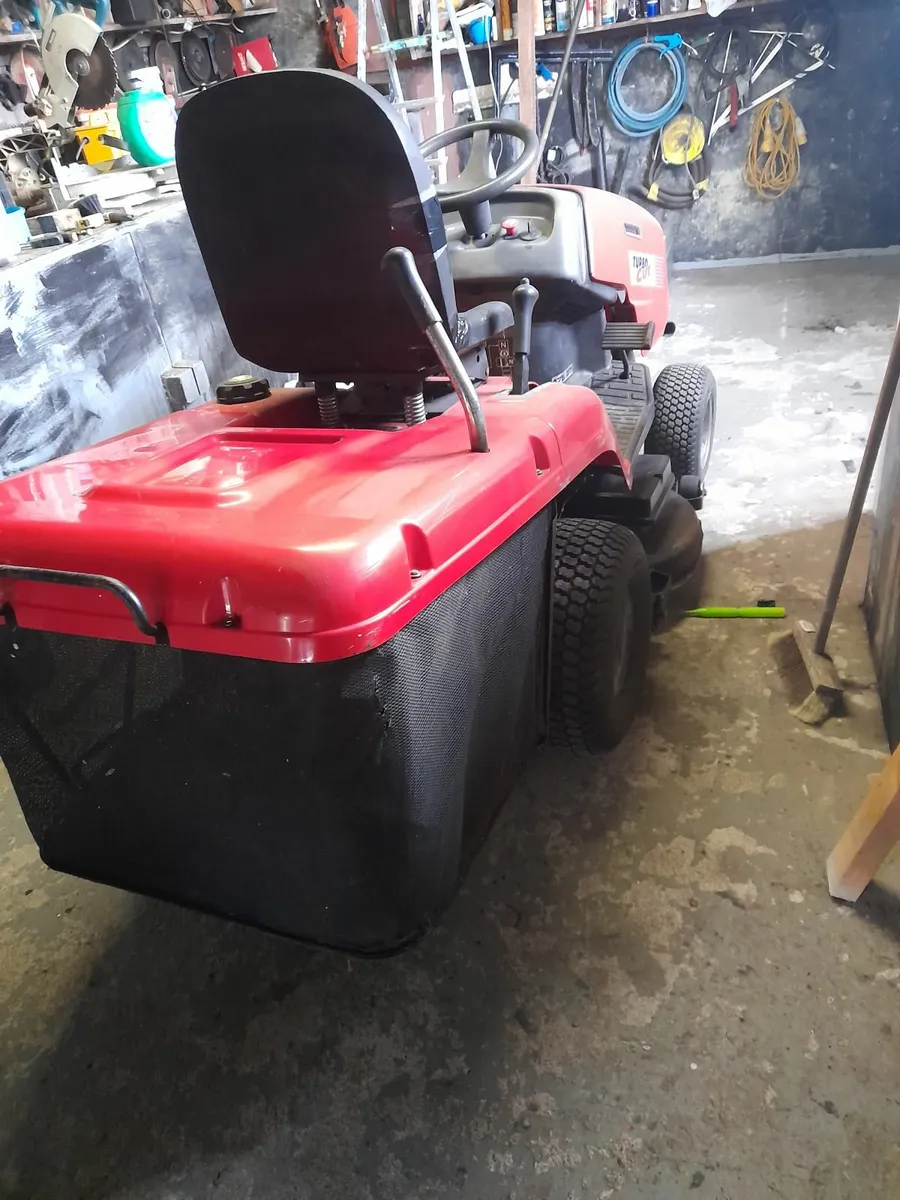 Ride on lawnmower - Image 1