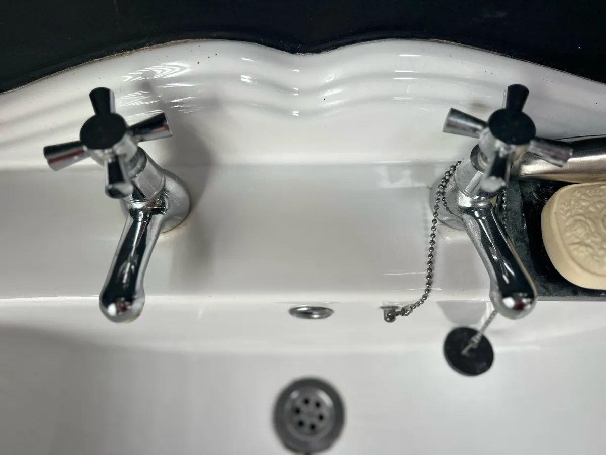 Victorian style toilet, pedestal basin & taps - Image 3