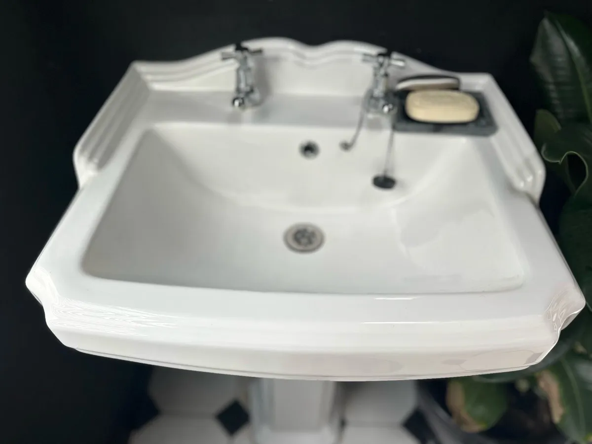 Victorian style toilet, pedestal basin & taps - Image 4