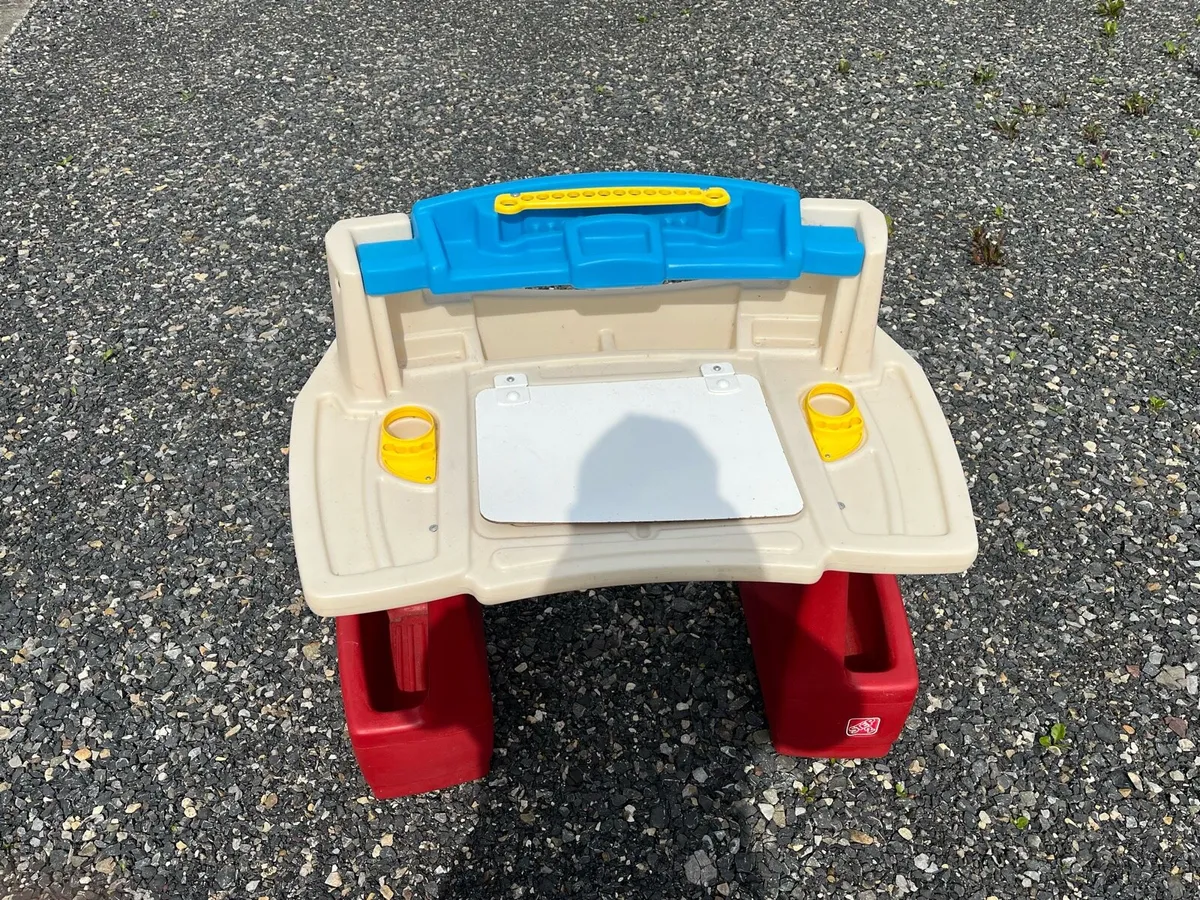 Kids art table - Image 1