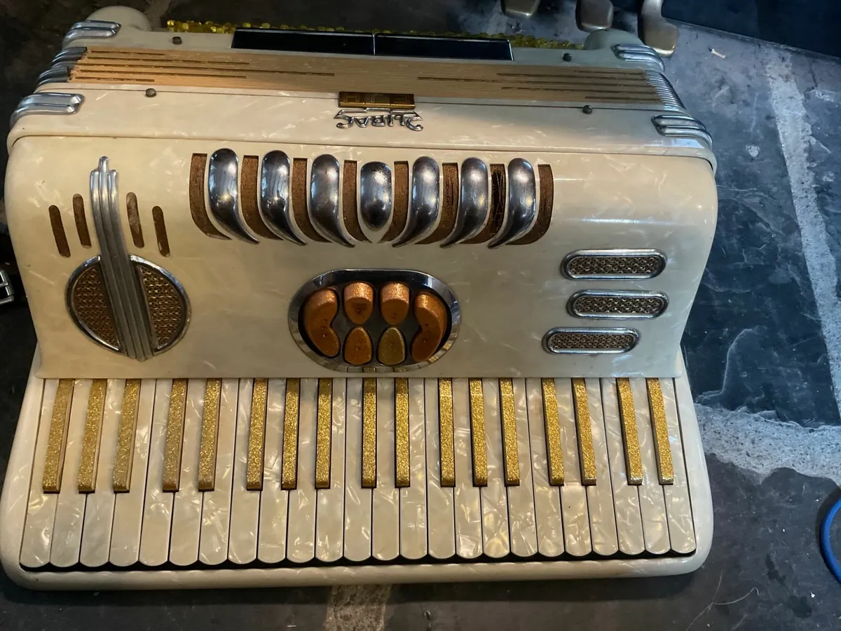 Very rare vintage LIRA 120 bass Piano Accordion - Image 1