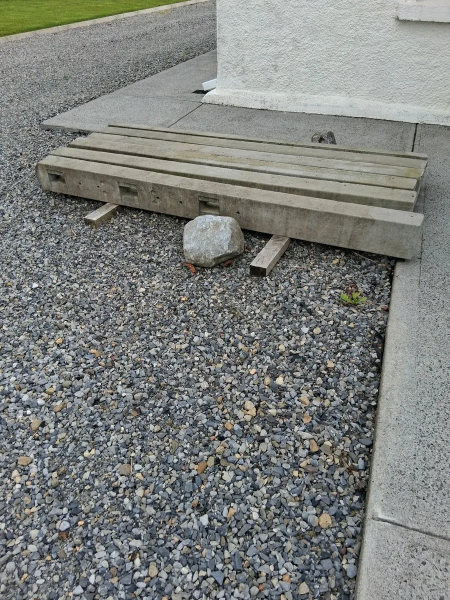 6 x concrete posts - Image 1