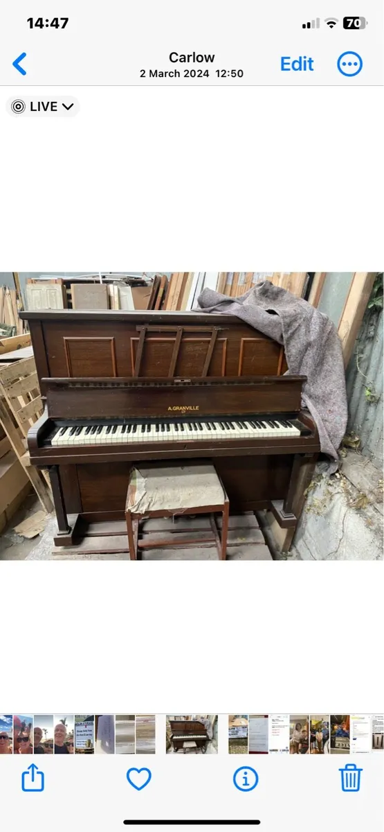 Piano, and seat