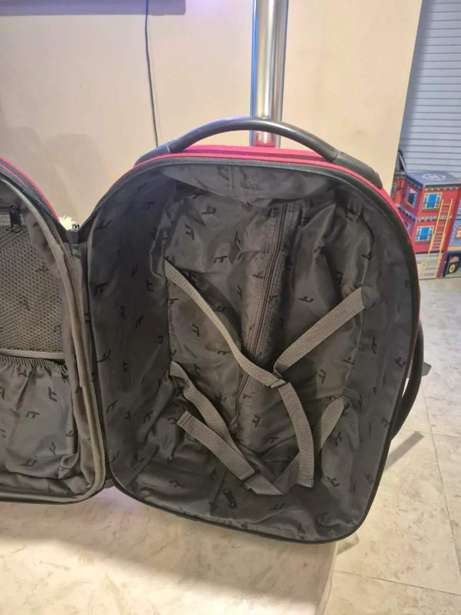 wheel on suitcase for sale in good condition Dubli - Image 4