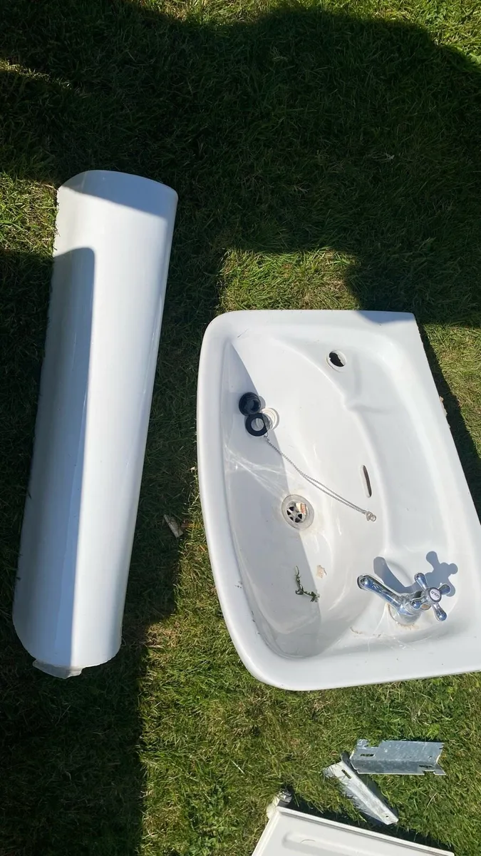 Bath and shower screen, toilet and sink with taps - Image 3