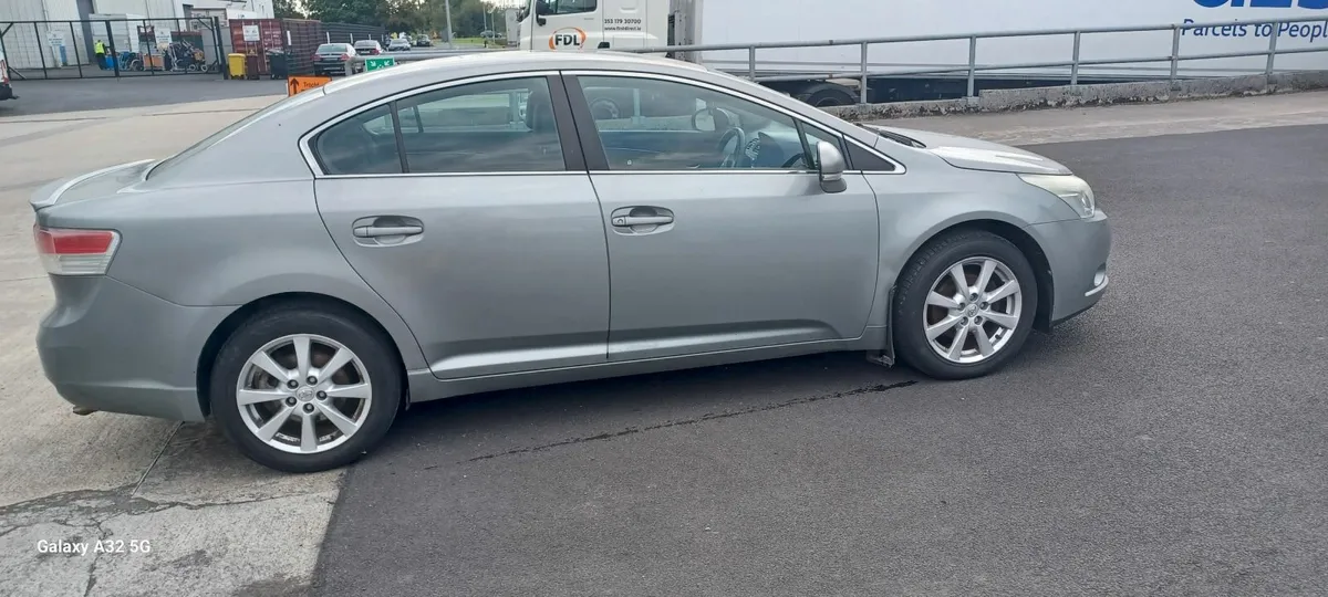 Toyota Avensis 2011 - Image 2
