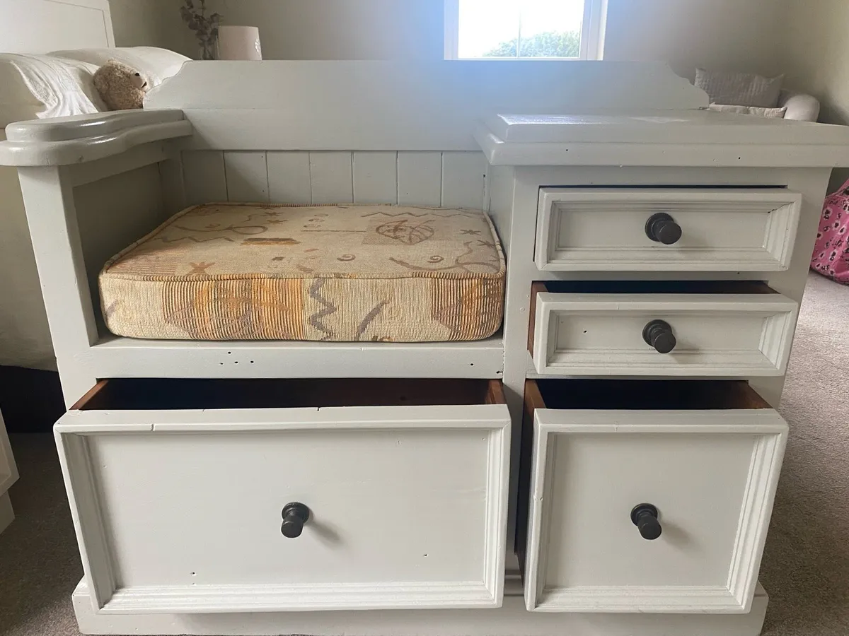 Storage seat - Image 1