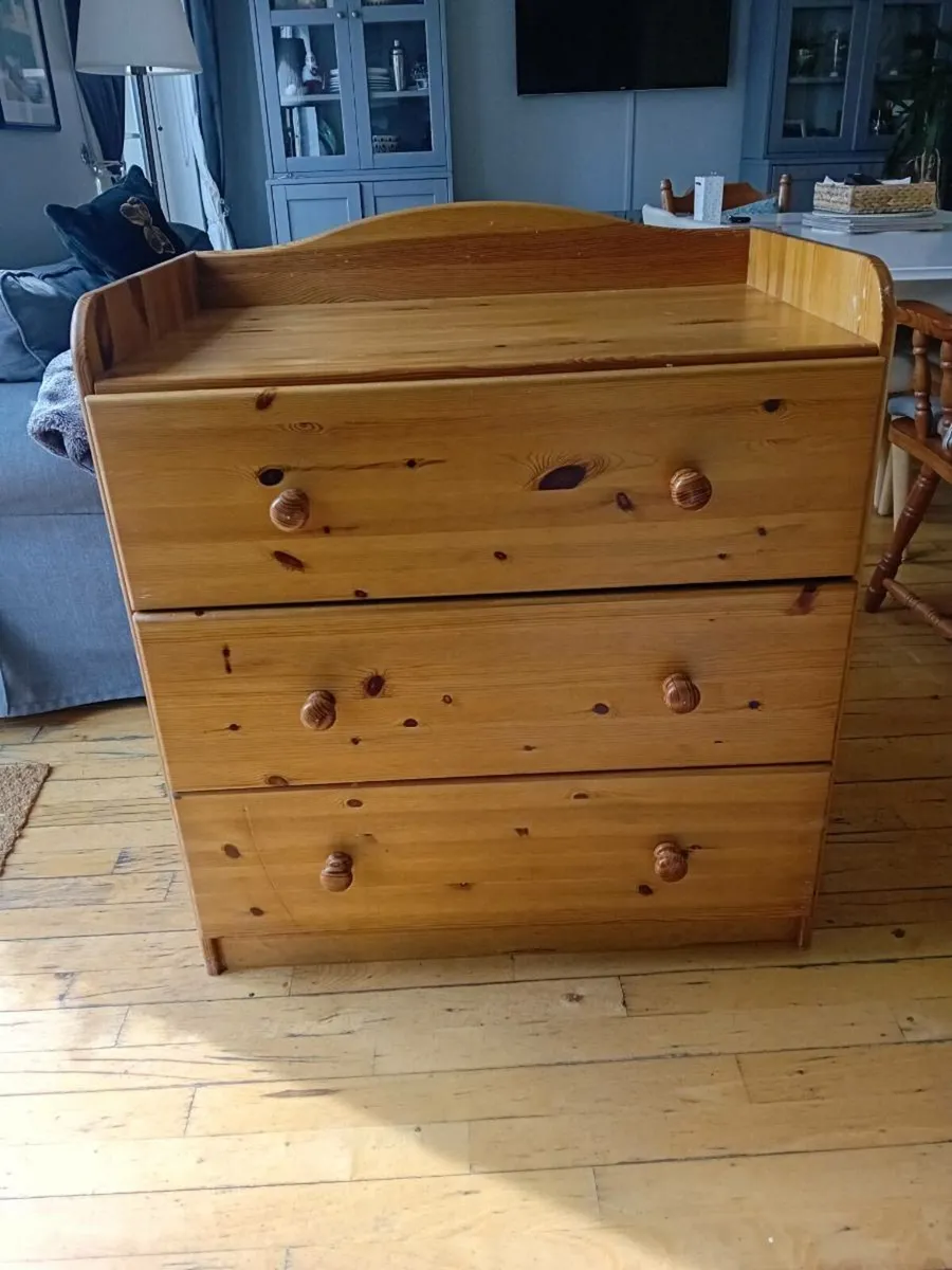 Chest of Drawers for a nursery - Image 4
