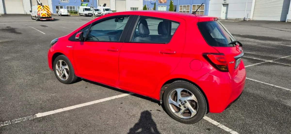 Toyota Yaris hybrid - Image 4
