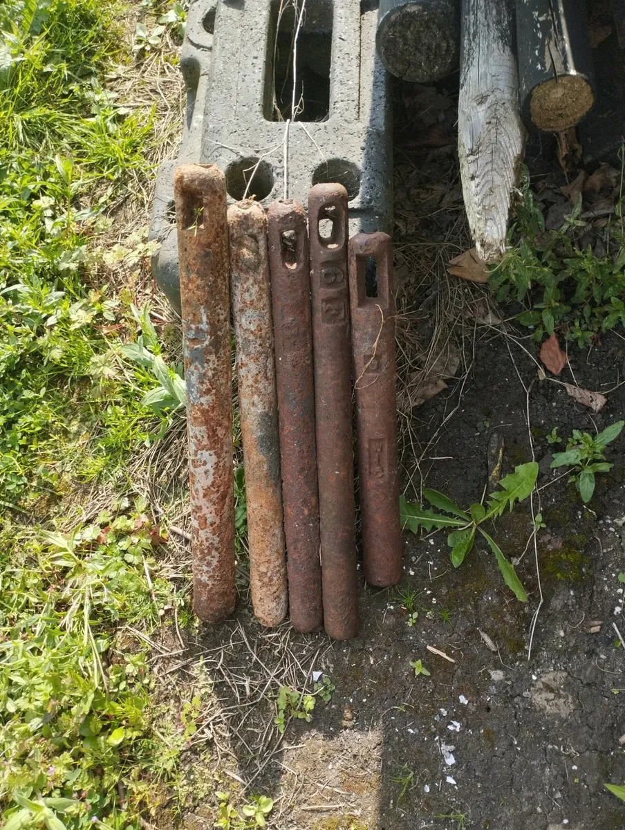 GATE POSTS AND GATE - Image 4