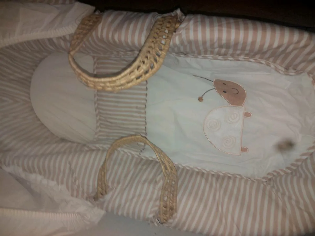 Baby elegance Moses basket with stand - Image 2