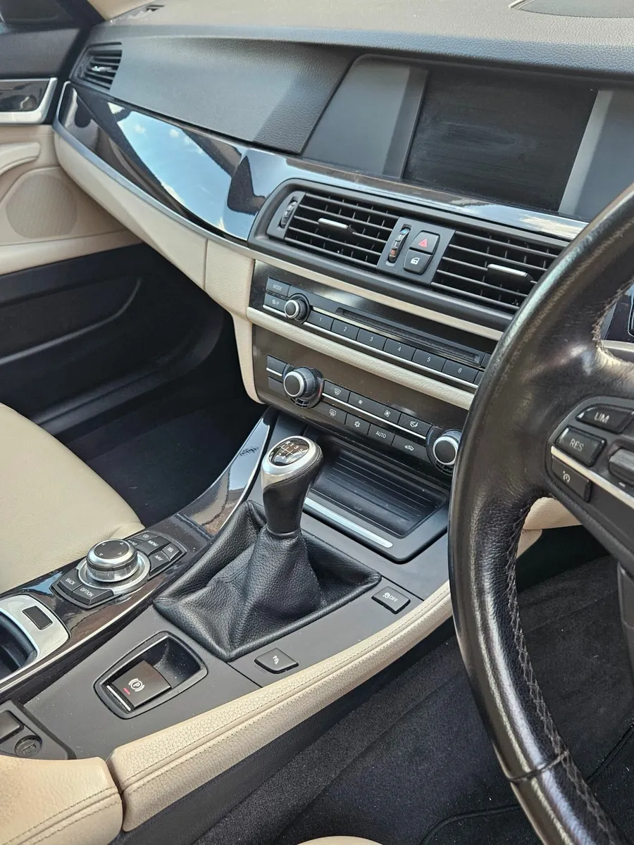 BMW 5-Series 2011 - Image 2