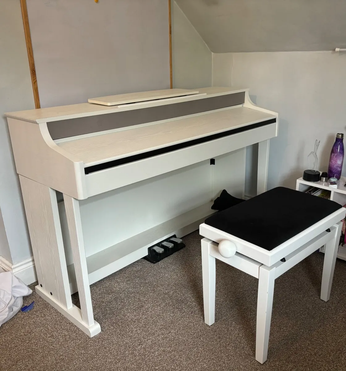 Electronic Piano - Image 1