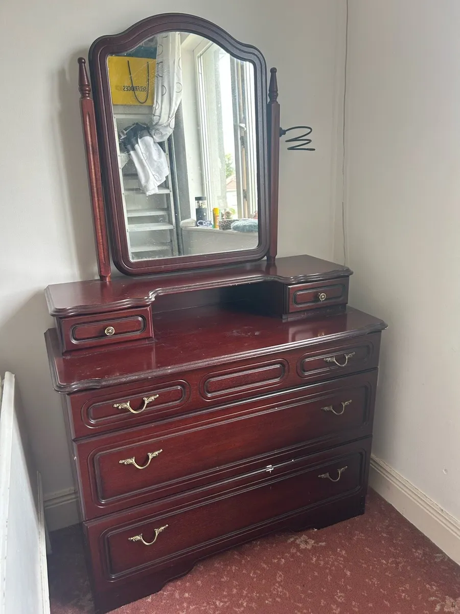 Mahogany dressing table and mirror - Image 1