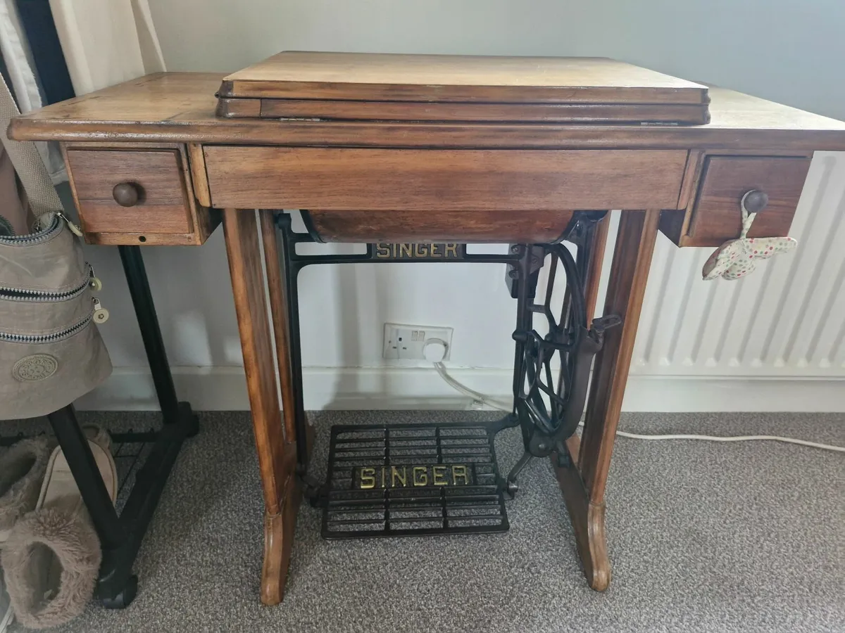 Vintage Singer Sewing machine - Image 2