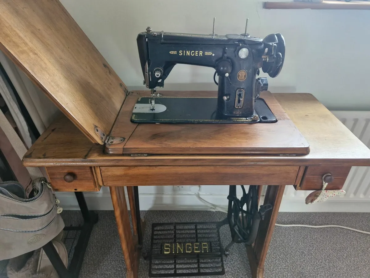 Vintage Singer Sewing machine - Image 3