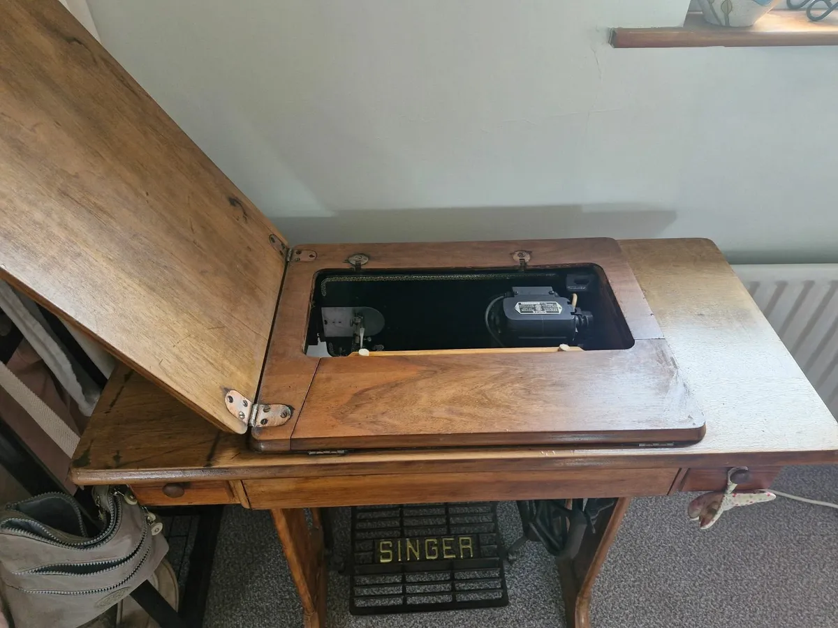 Vintage Singer Sewing machine - Image 4