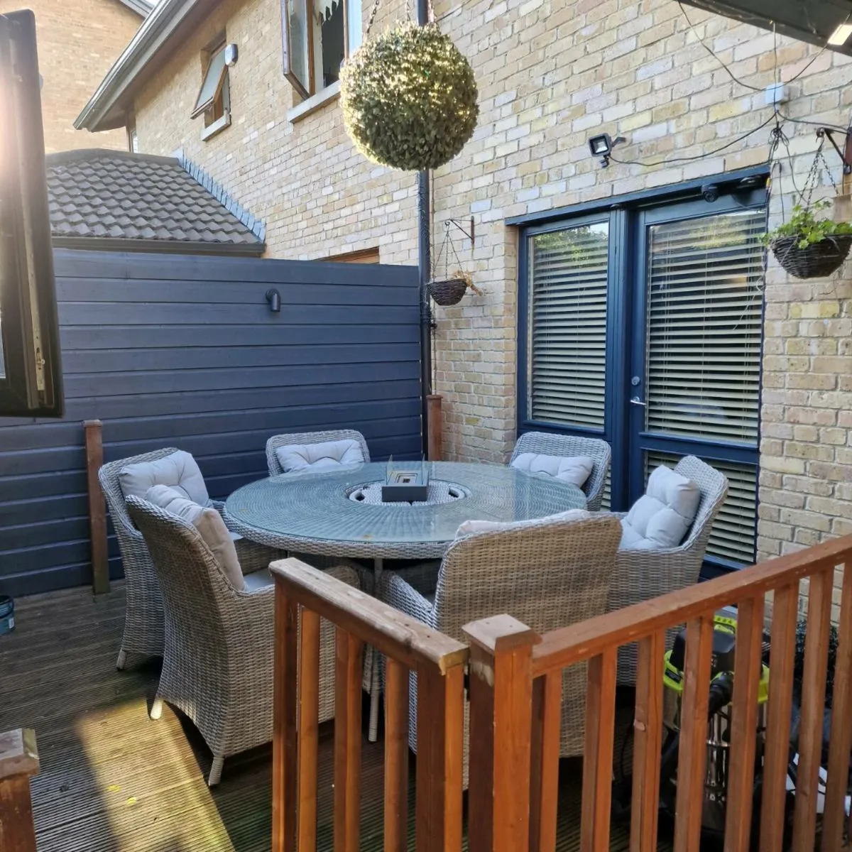 Outdoor table and chairs - Image 1