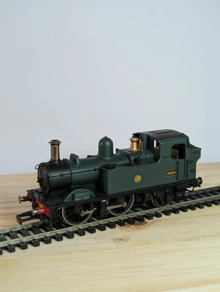 Hornby GWR 0-4-2 Steam Locomotive - Image 1
