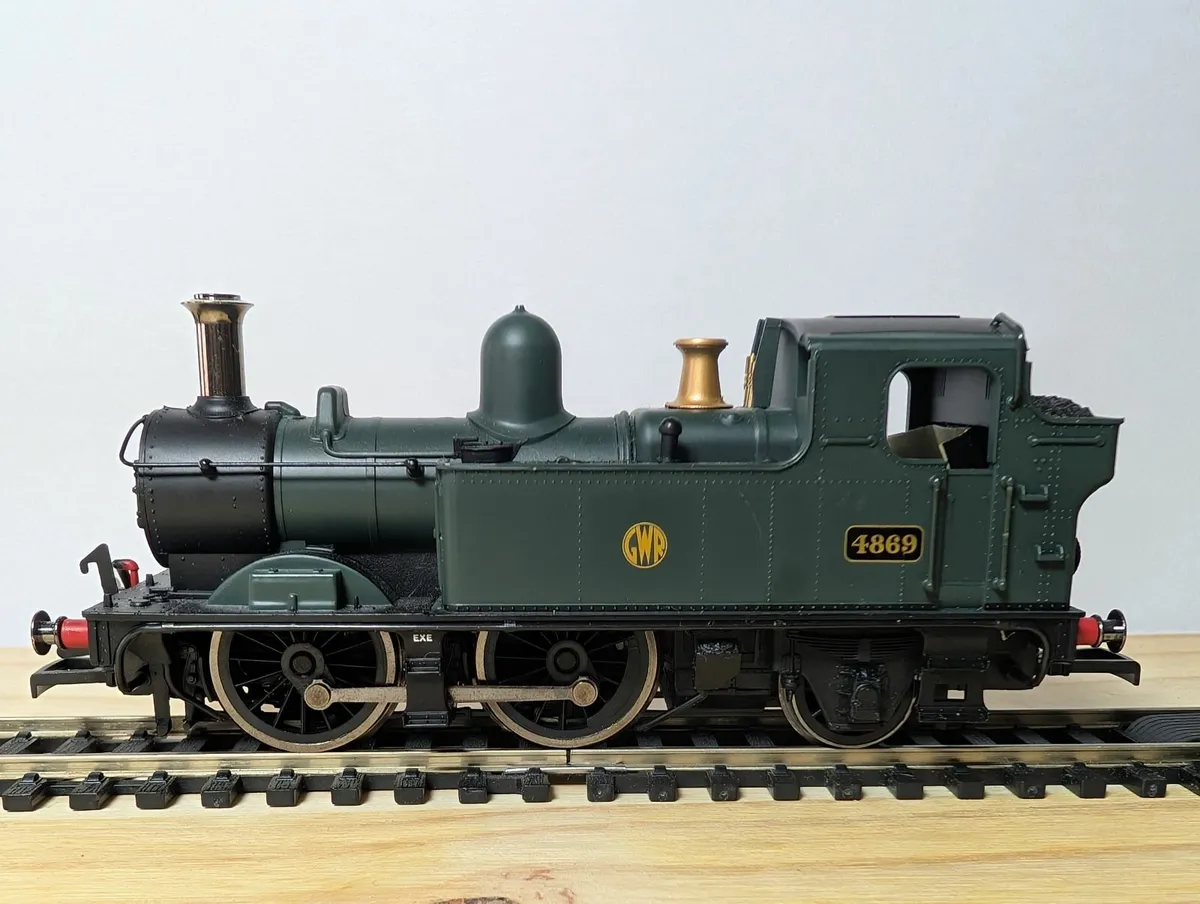 Hornby GWR 0-4-2 Steam Locomotive - Image 4