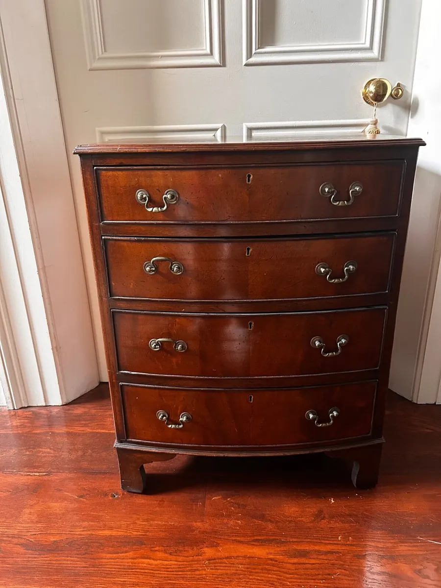 Antique Mahogany 4 drawer chest of drawers - Image 1