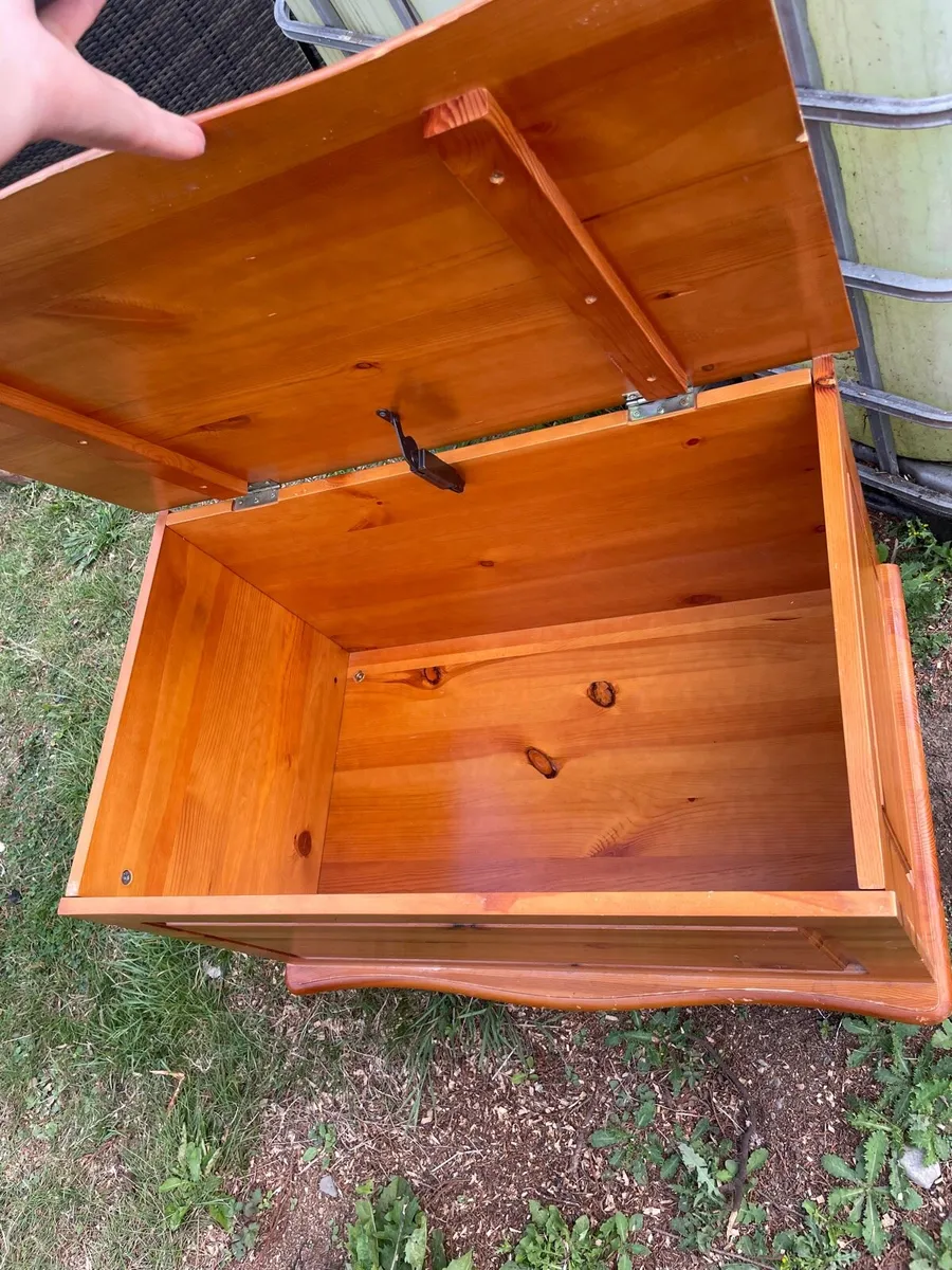 Pine blanket box as new - Image 2