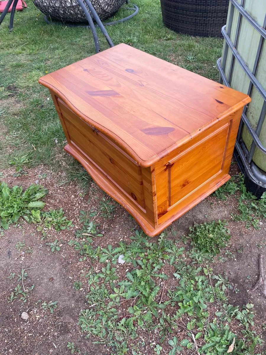 Pine blanket box as new - Image 4