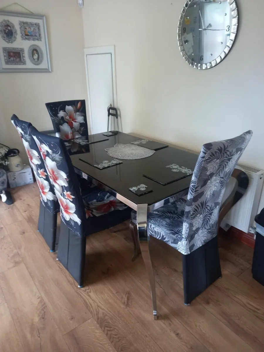 Sofa kitchen table and chairs - Image 3