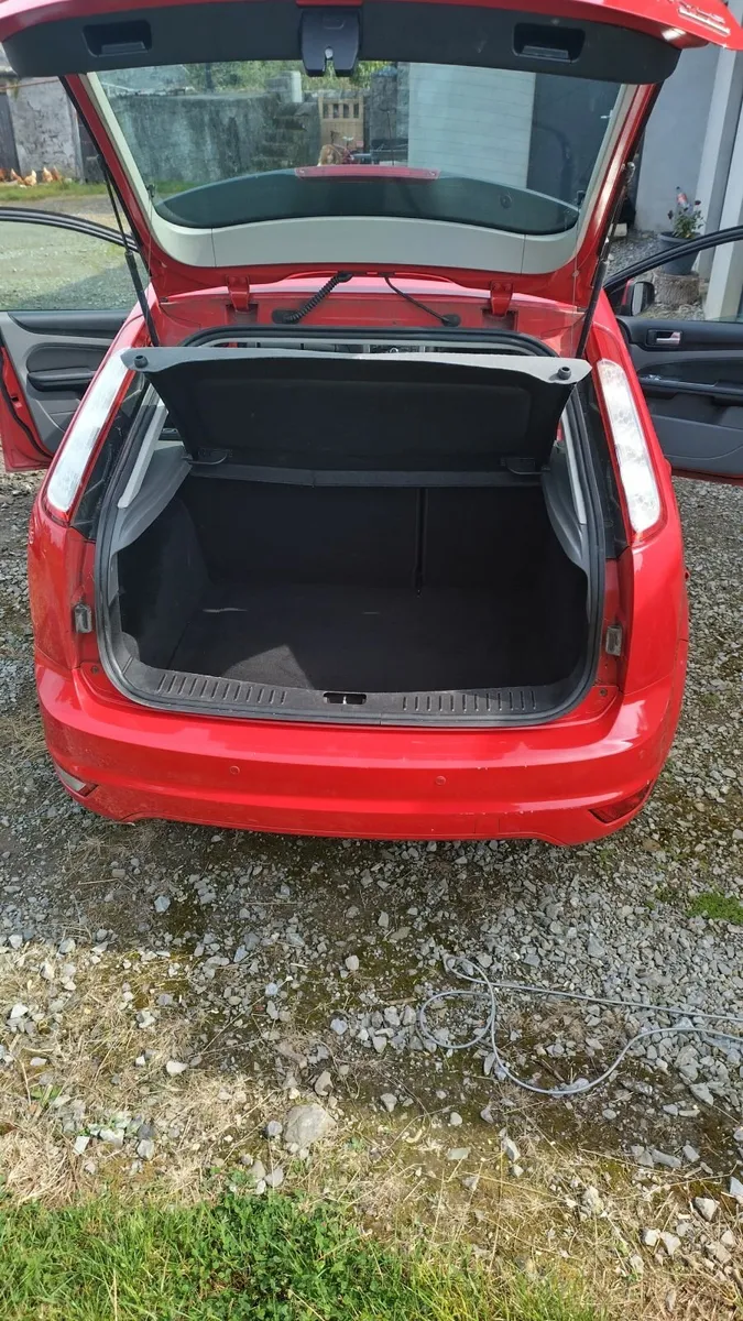 Ford Focus 2011 - Image 2