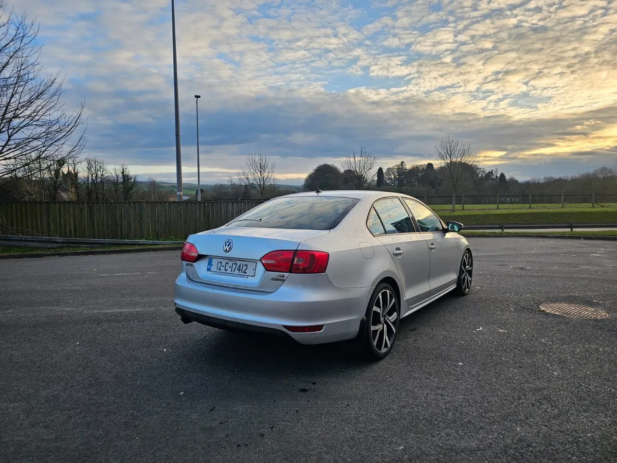 Volkswagen Jetta 2012 - Image 2