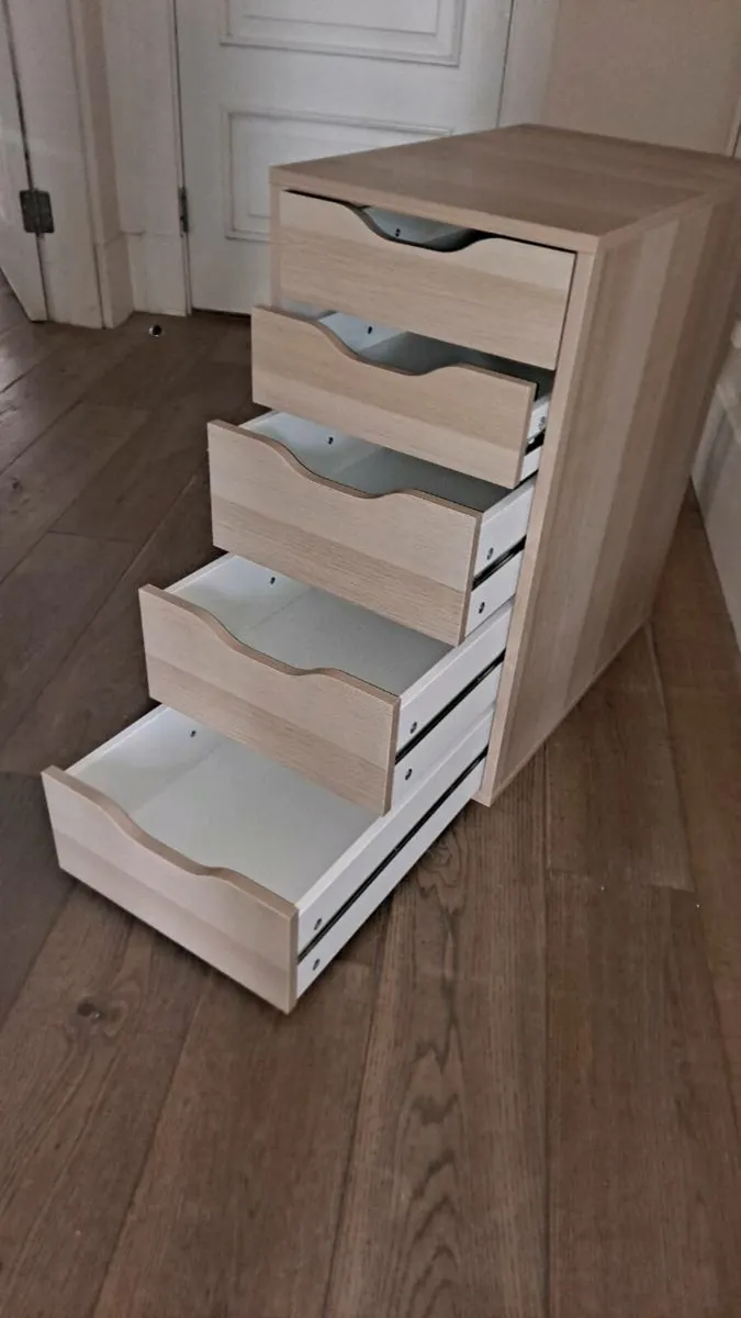Chests of drawers - Image 1
