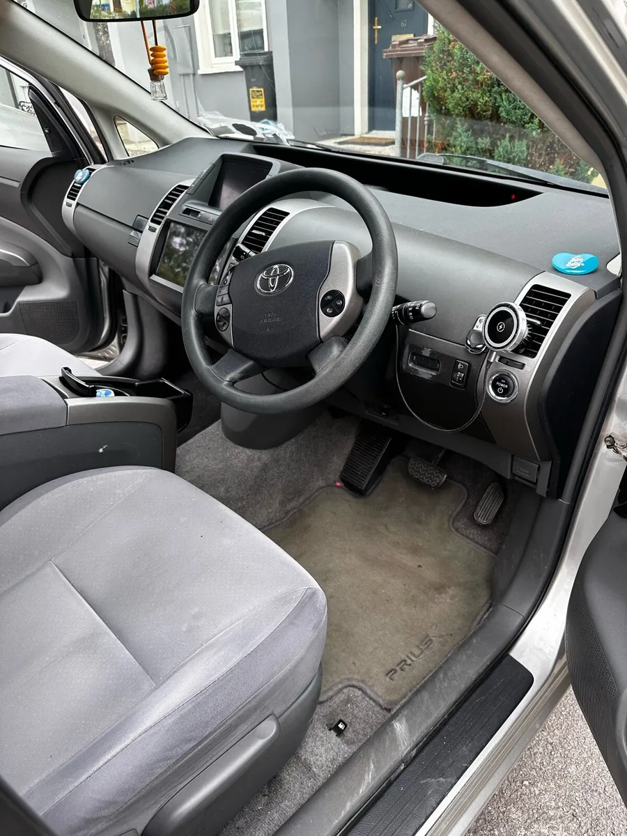 Toyota prius - Image 2