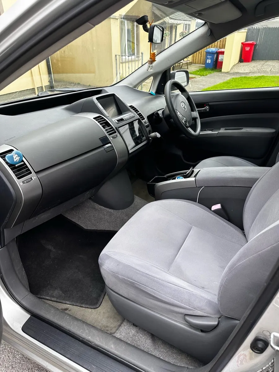 Toyota prius - Image 3