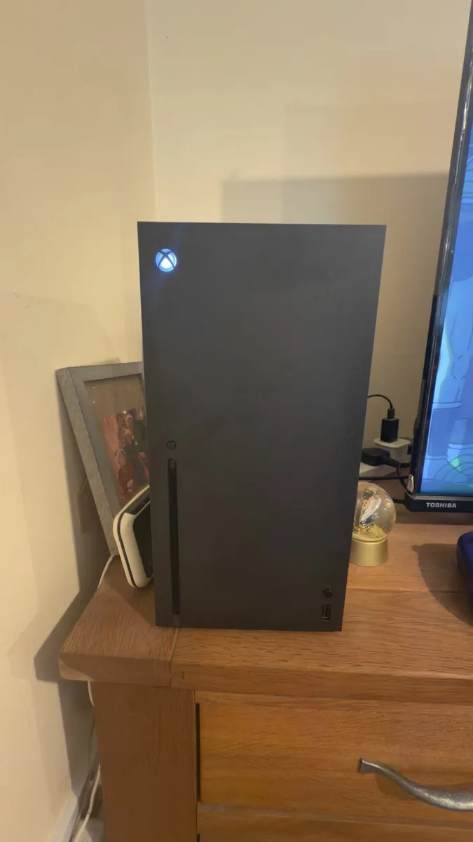 Xbox Series X + 2 controllers - Image 2