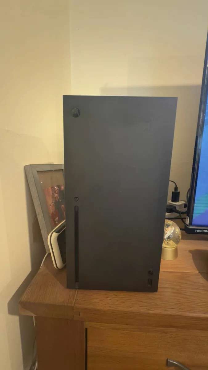 Xbox Series X + 2 controllers - Image 3