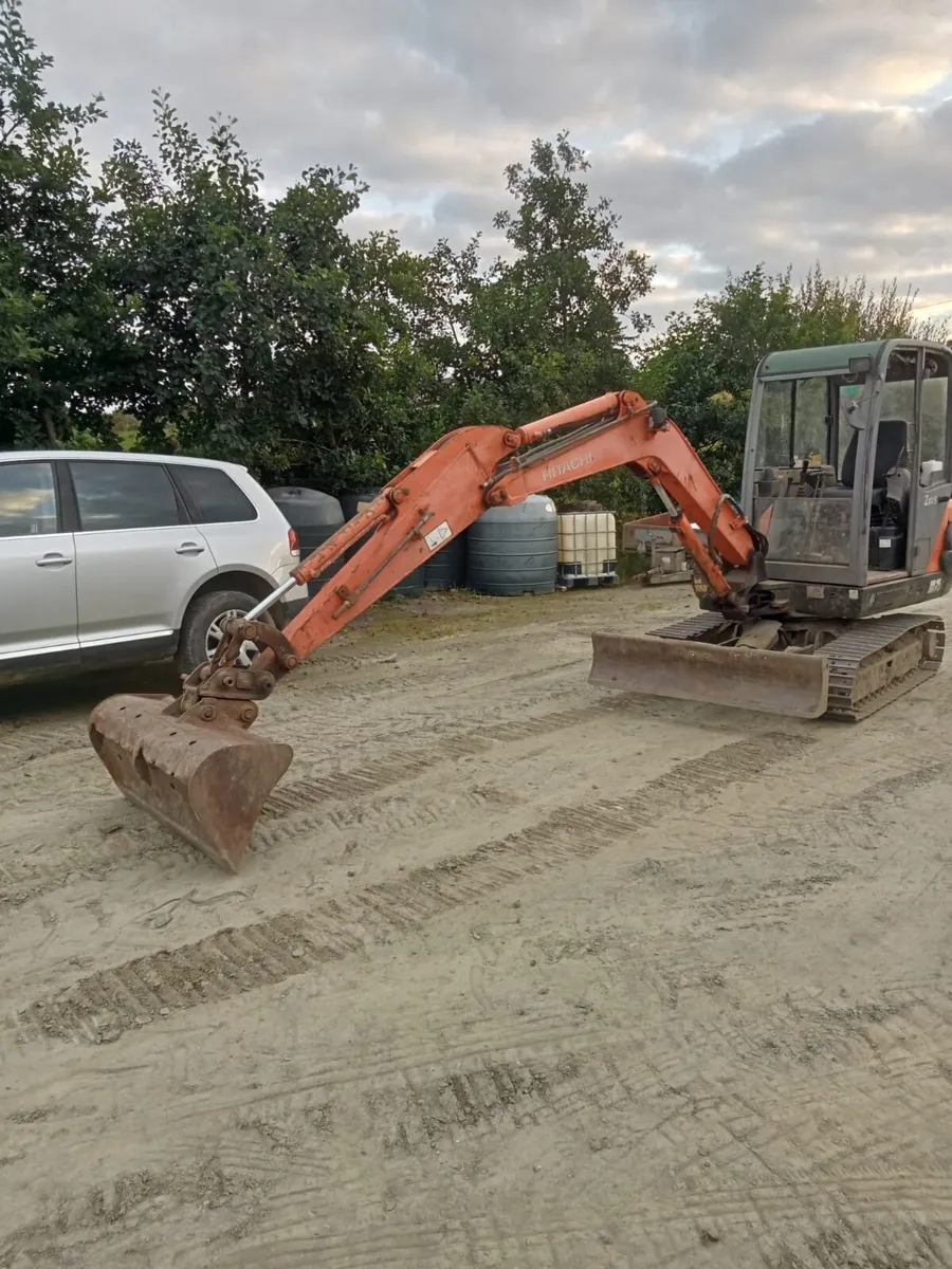 Hitachi 3 ton digger - Image 3
