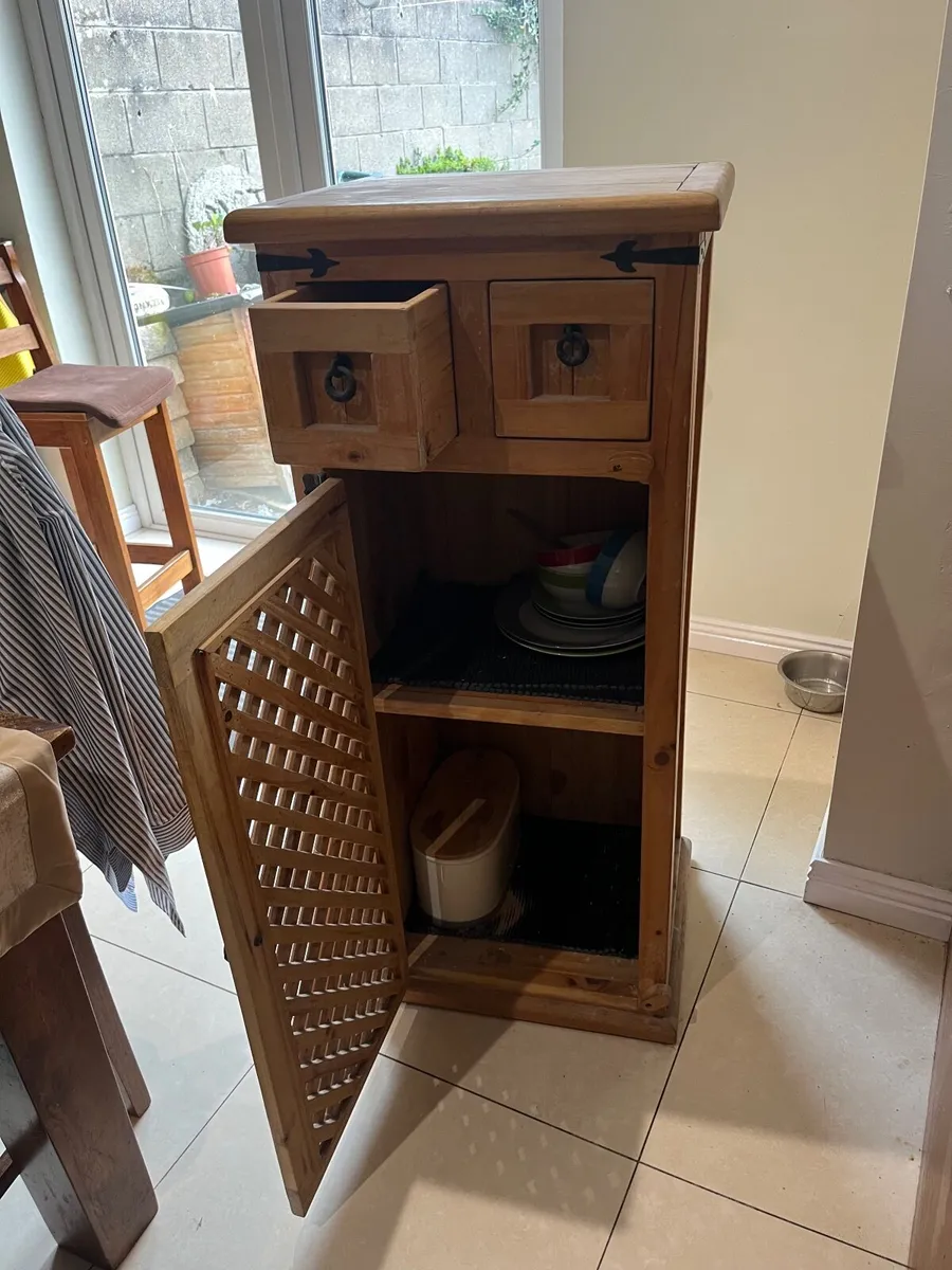 Chest of Drawers and set of high chairs - Image 3