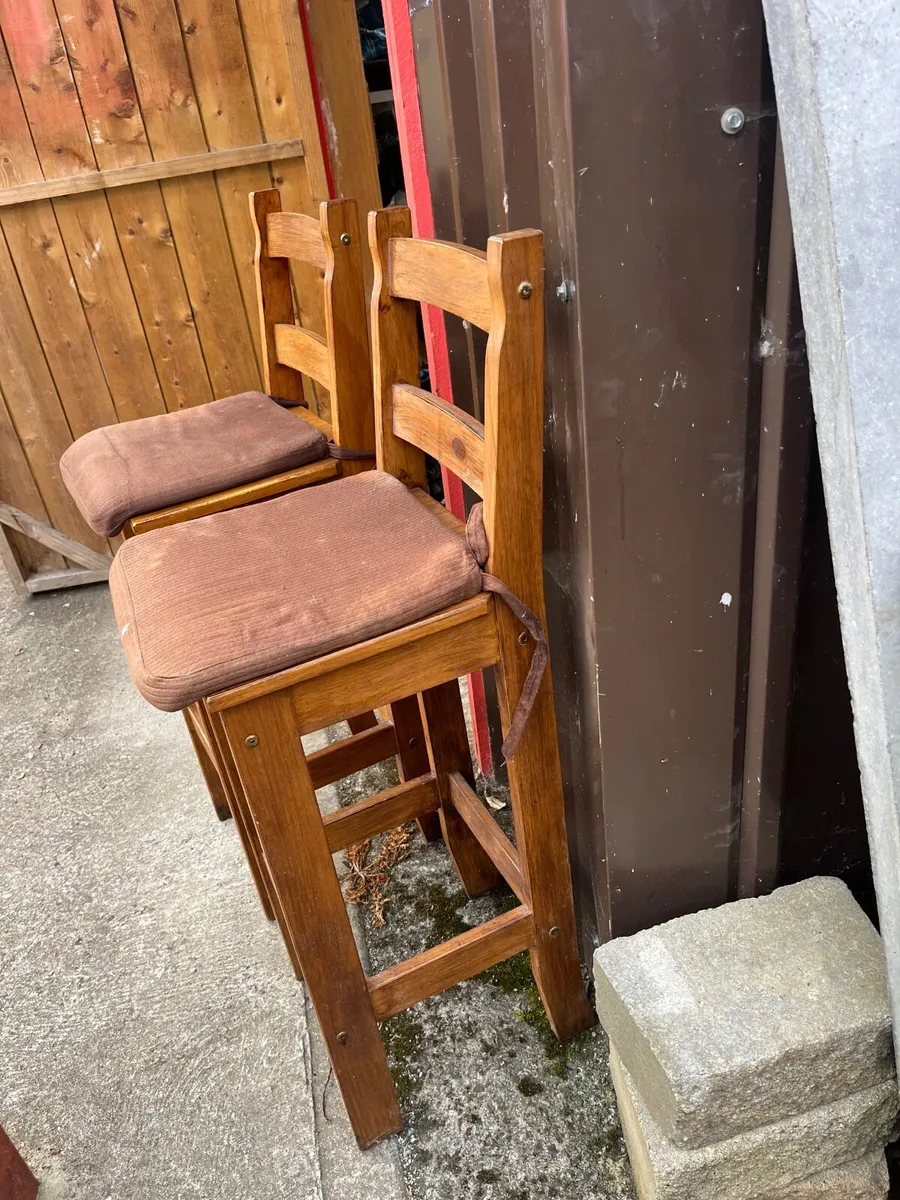 Chest of Drawers and set of high chairs - Image 4