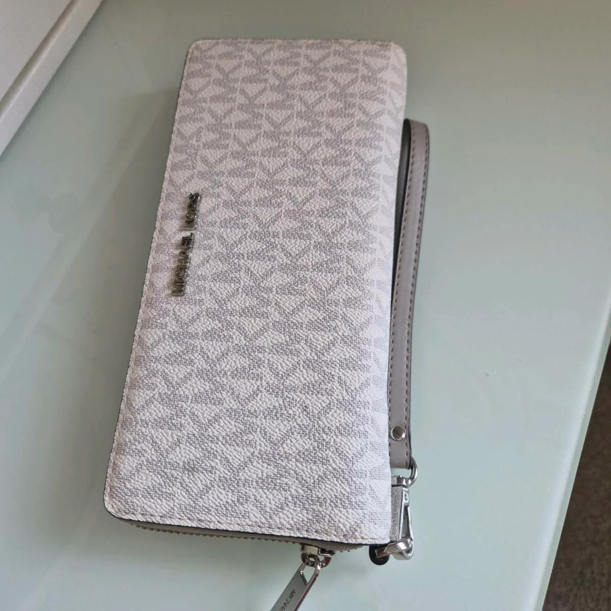 Genuine wallet Michael Kors grey&white like new - Image 2