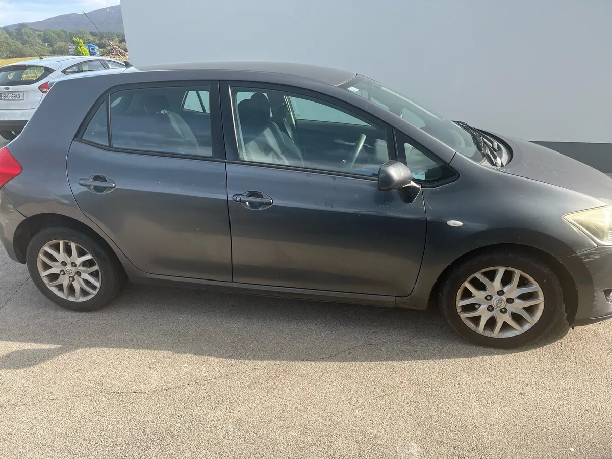 Toyota Auris 2008 - Image 2