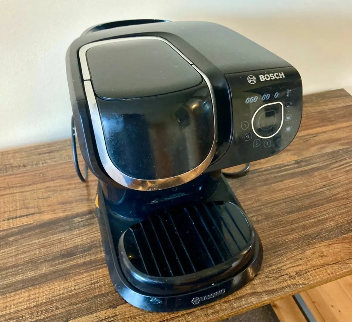 Bosch Tassimo Pod Coffee Machine + 6 Red Mugs - Image 3