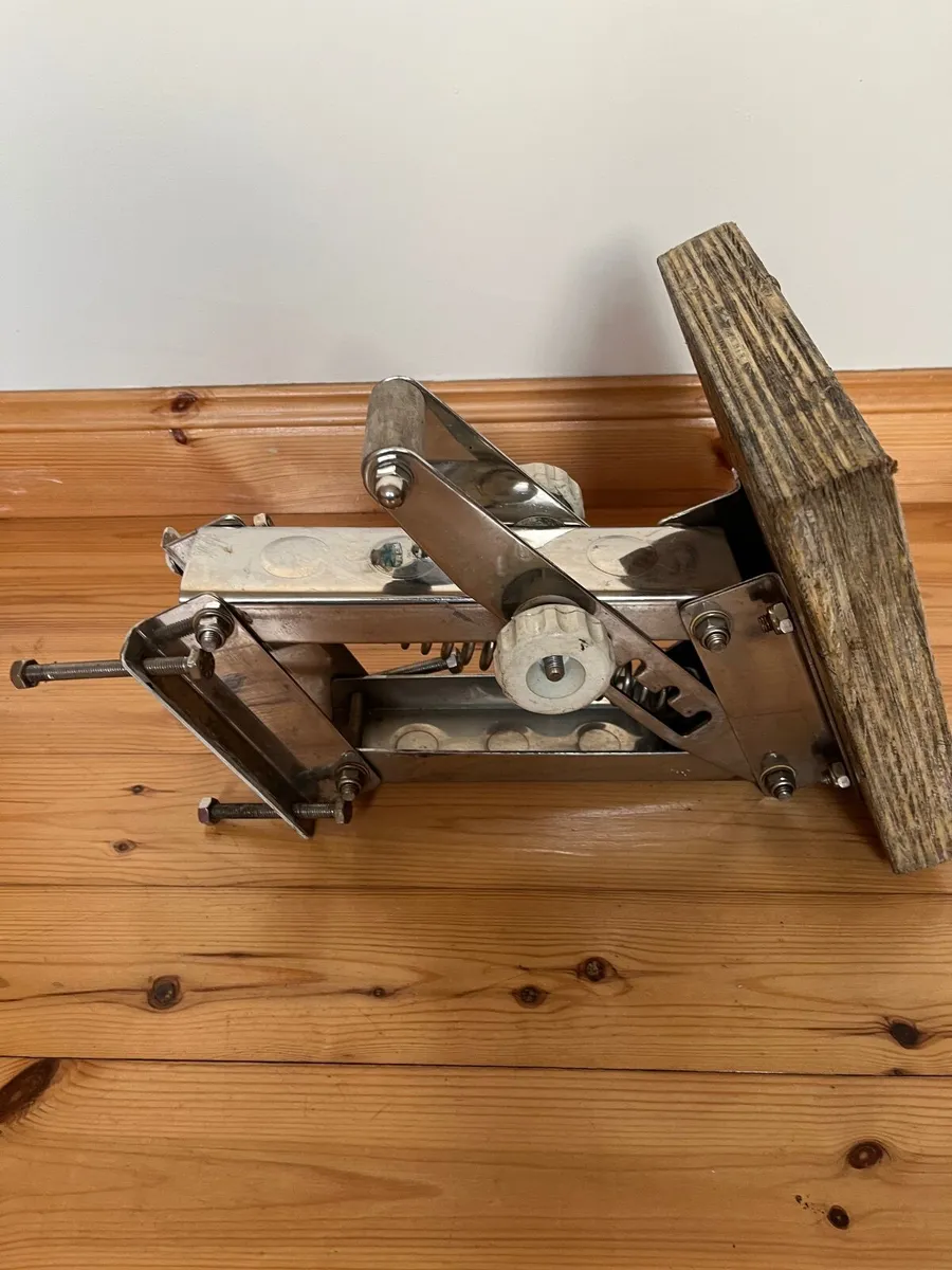 Outboard motor mounting bracket - Image 3