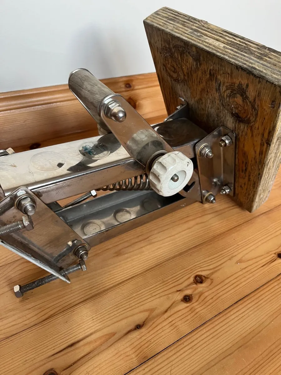 Outboard motor mounting bracket - Image 4