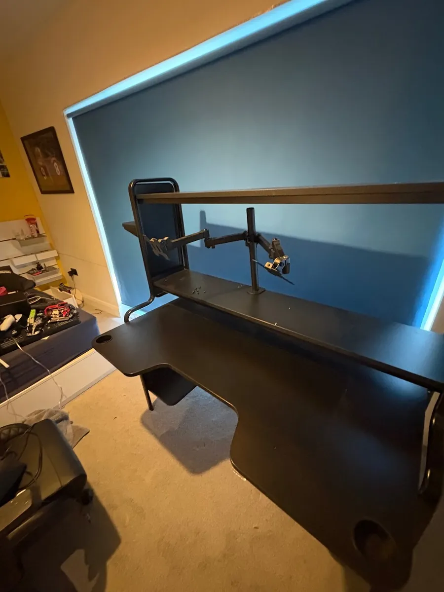 Gaming desk and monitor mount - Image 1